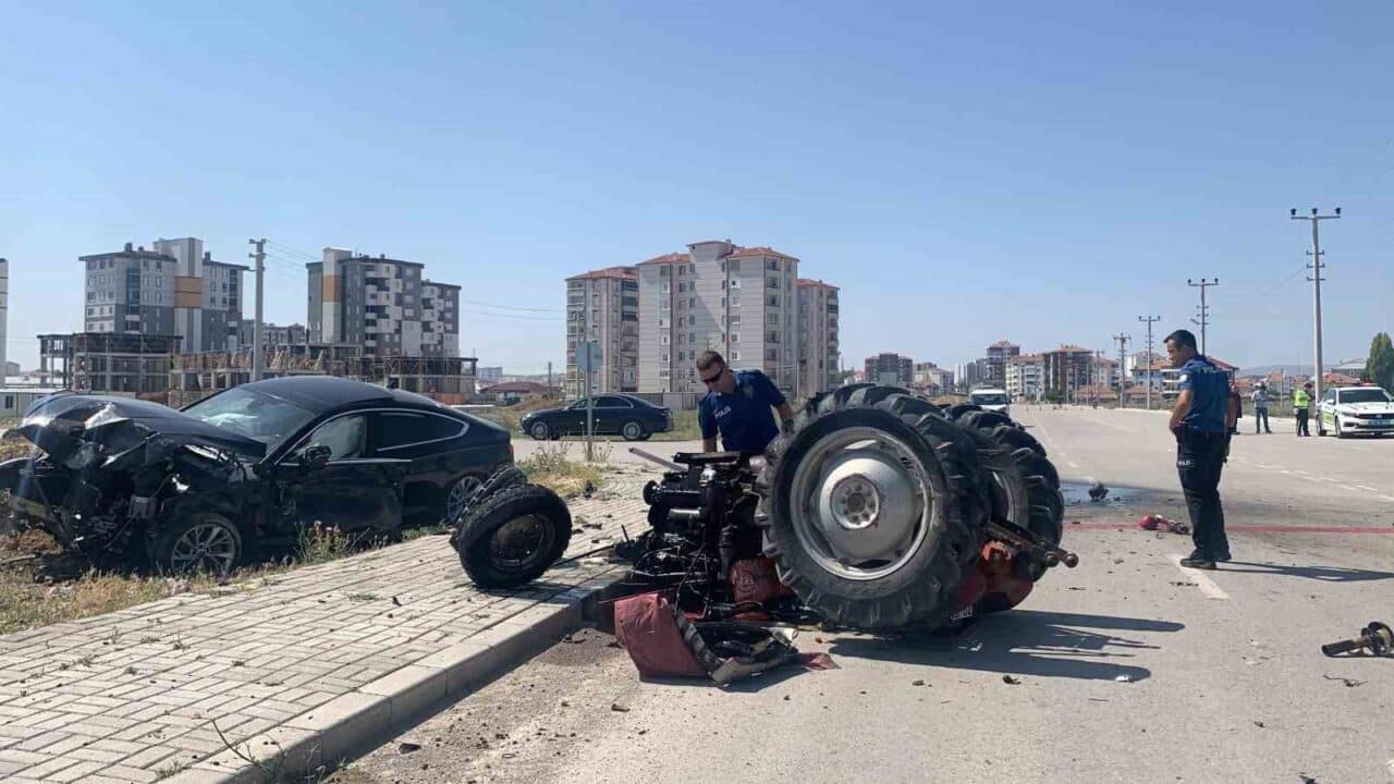 Karaman'da sabah saatlerinde meydana gelen kazada, 21 yaşındaki M.E.'nin kullandığı