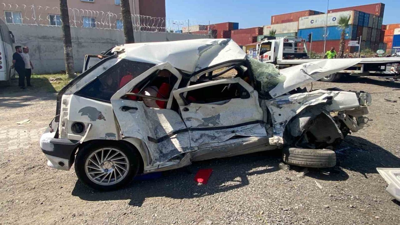 İskenderun'da Modernevler Mahallesi'nde iki otomobilin çarpışması sonucu 2 kişi yaralandı.