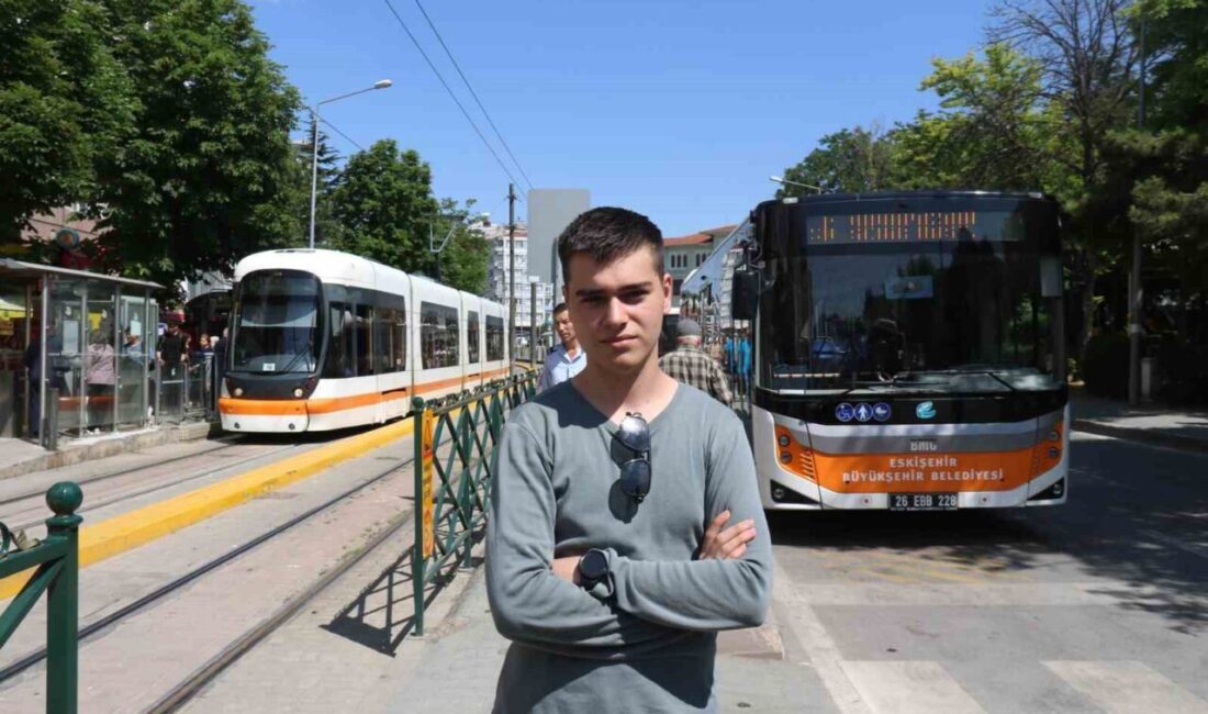 Eskişehir'de 22 yaşındaki üniversite öğrencisi Emre Poyraz, belediye otobüslerine olan