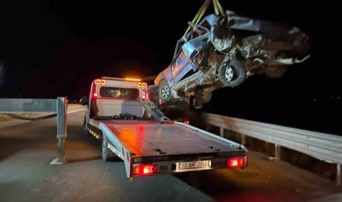 Afyonkarahisar'da Y.K. yönetimindeki minibüs, T.A. idaresindeki otomobile çarparak şarampole devrildi.