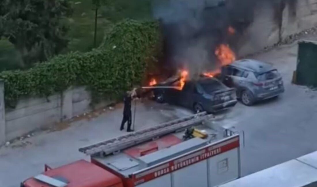 Bursa'nın Yıldırım ilçesinde park halindeki bir otomobilin bilinmeyen bir sebeple