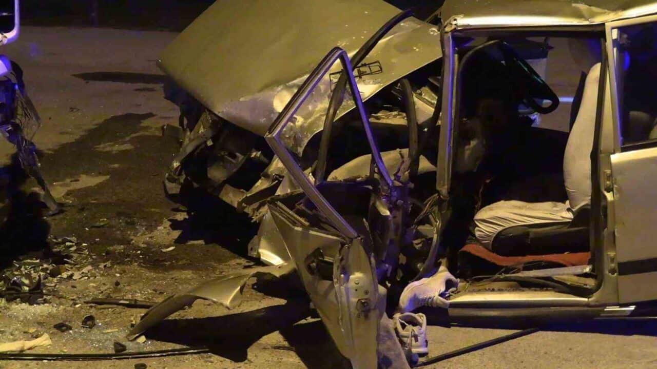 Kütahya’nın Tavşanlı ilçesinde M.C.Ü.'nün kullandığı otomobil, park halindeki tıra çarparak