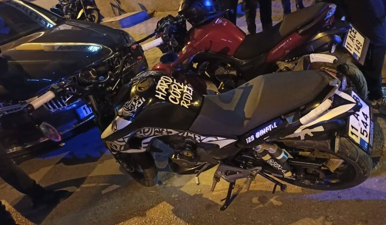 Bilecik'te Uğur Mumcu Parkı'ndaki yaya yolunda tehlike oluşturan motosiklet sürücülerine