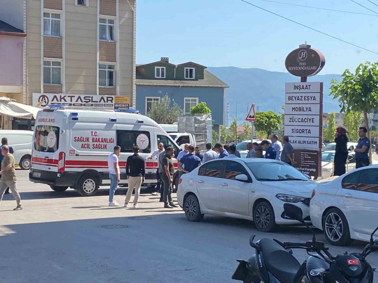 Kocaeli'nin Körfez ilçesinde araç parkı yüzünden başlayan tartışma, iş yeri