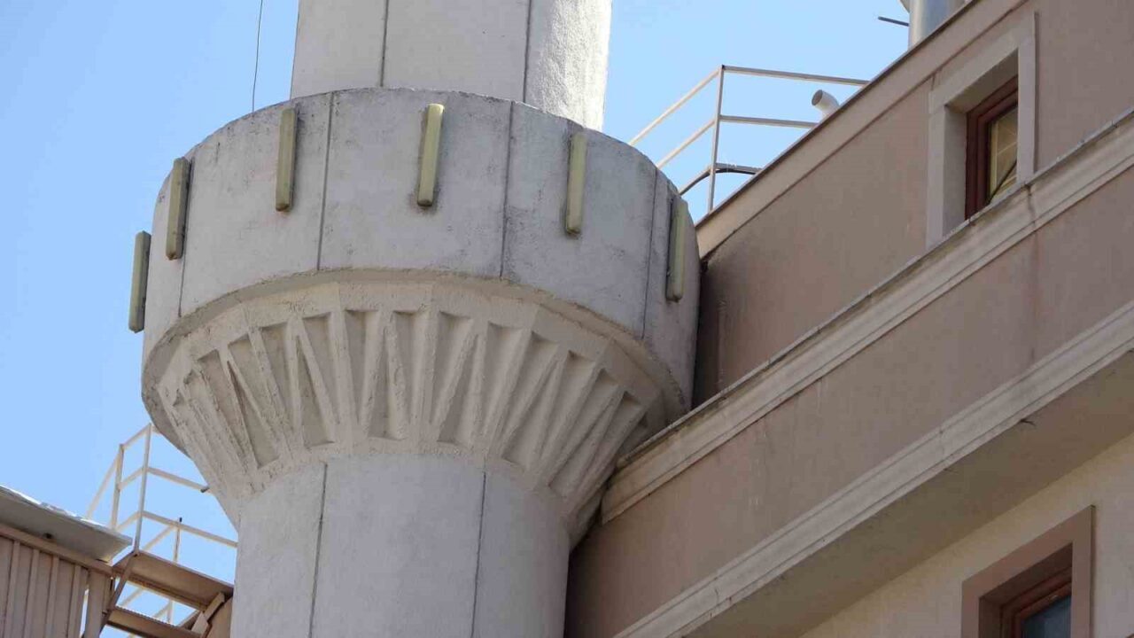 Pendik Çınardere Mahallesi'nde inşa edilen Kuran kursu binası, yanındaki caminin