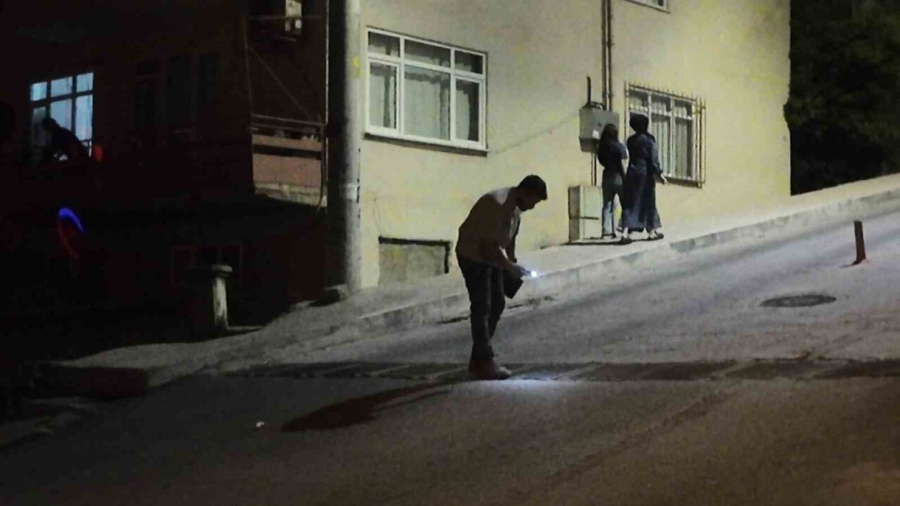 Kocaeli'nin Derince ilçesinde, silah sesleri ihbarı üzerine polis ve sağlık