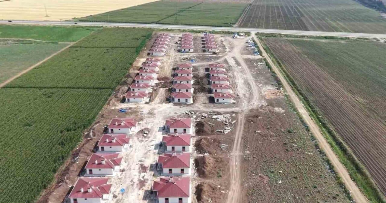 Hatay Valisi Mustafa Masatlı, Reyhanlı ilçesindeki Beşaslan Mahallesi'nde inşa edilen