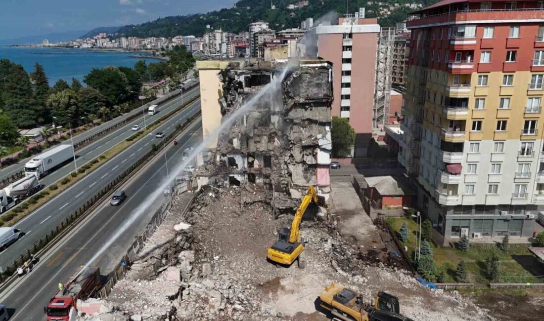 Rize'de, Menderes Bulvarı'ndaki Kordon ve Birlik Apartmanları'nın yıkım işlemleri devam