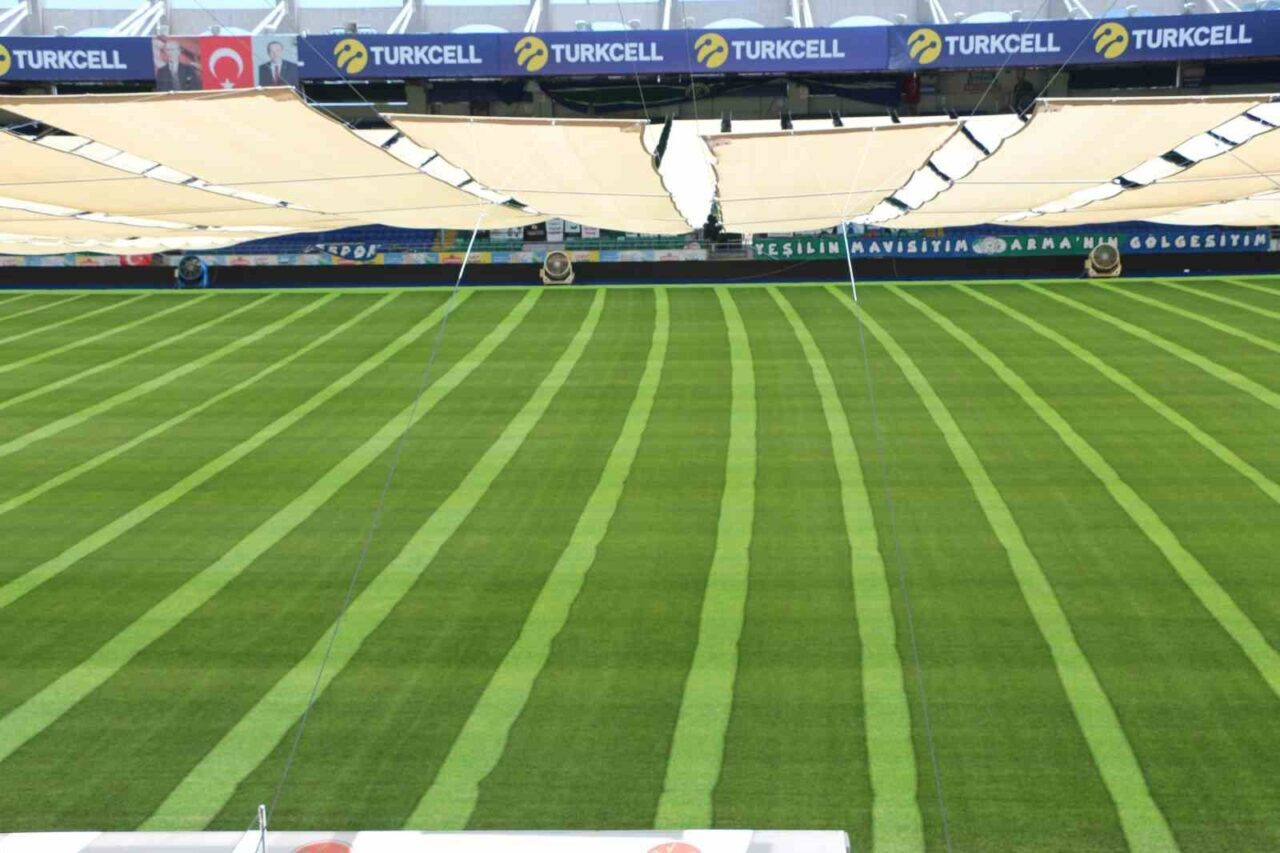 Çaykur Rizespor, stadyum zeminini korumak için 36 branda ile gölgelendirme