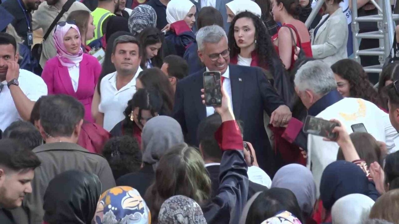 Sağlık Bilimleri Üniversitesi mezuniyet törenine katılan Sağlık Bakanı Kemal Memişoğlu,