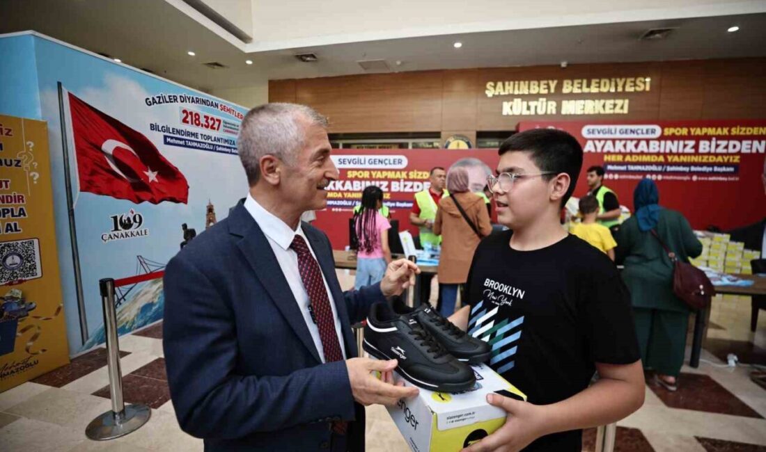 Şahinbey Belediye Başkanı Mehmet Tahmazoğlu, 170 bin öğrenciye karne hediyesi