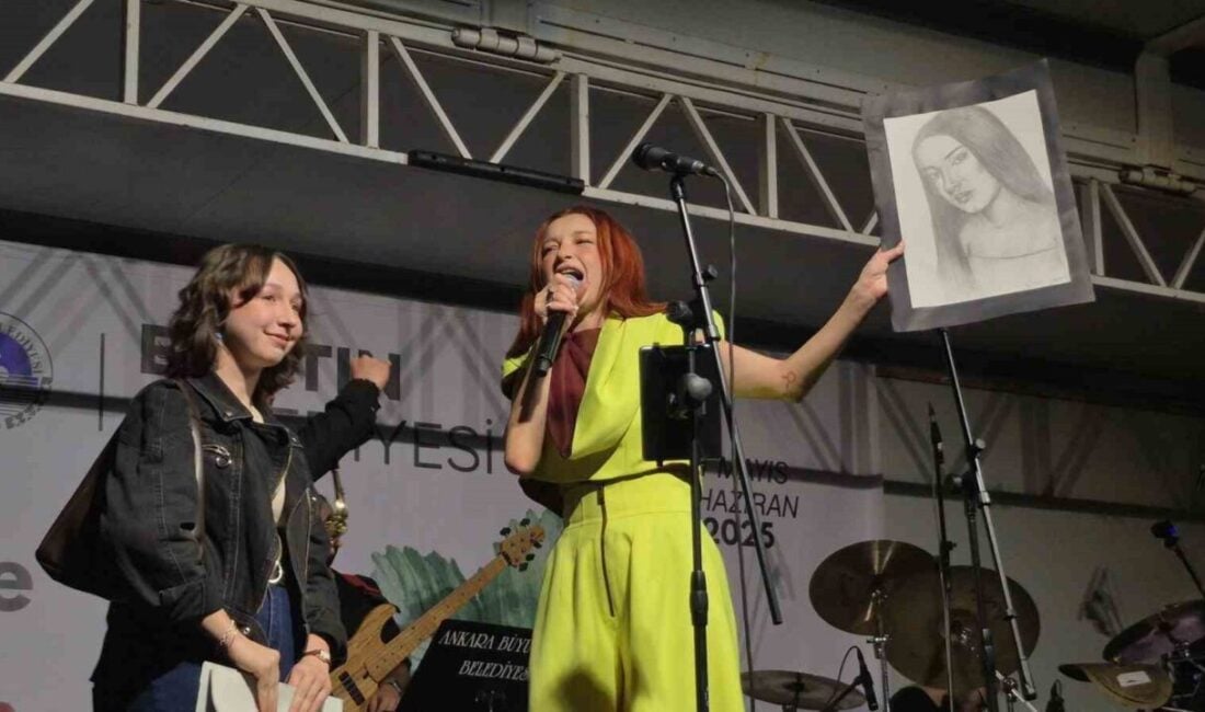 Bartın'daki Çilek Festivali'nin ikinci gününde, pop sanatçısı Güliz Ayla sahne