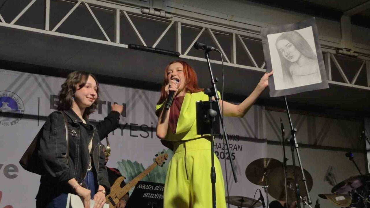 Bartın'daki Çilek Festivali'nin ikinci gününde, pop sanatçısı Güliz Ayla sahne