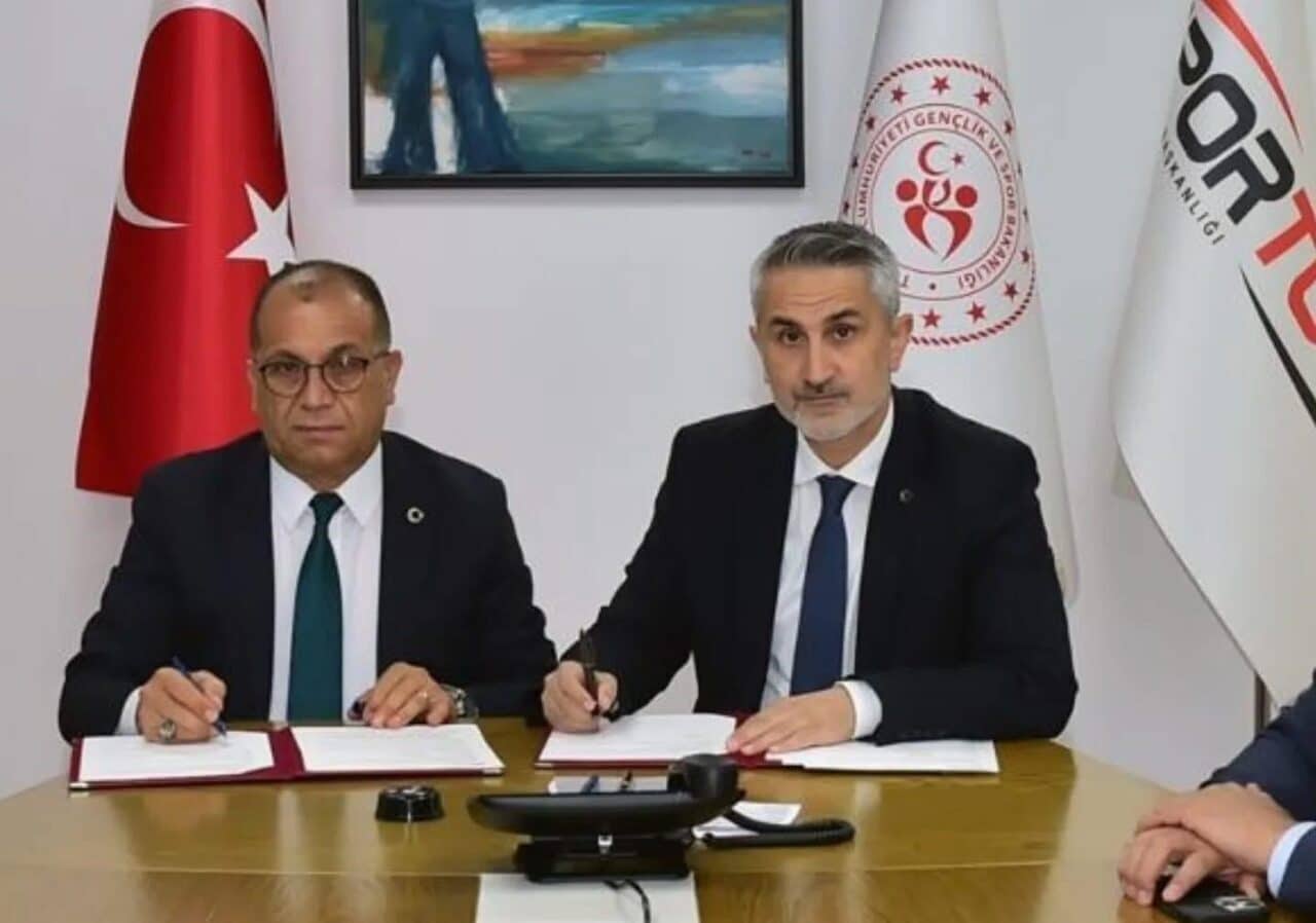 Adana'nın Saimbeyli ilçesine, 5 halı saha ve modern bir gençlik