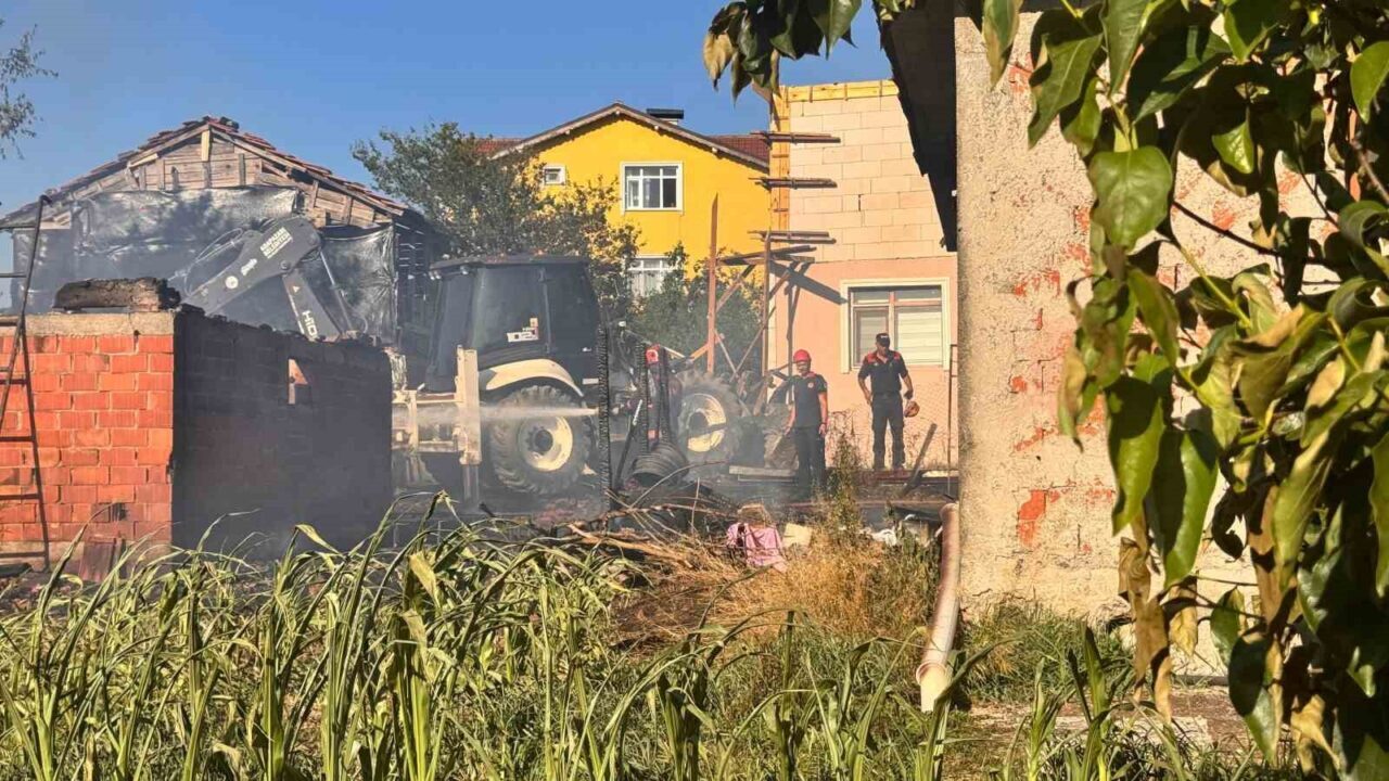 Sakarya'nın Adapazarı ilçesinde A.Y.'ye ait bir ahırda çıkan yangın, itfaiye