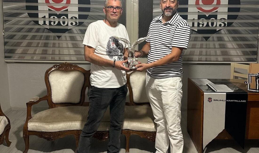 Salihli Beşiktaşlılar Derneği'nin Olağan Genel Kurulunda Meriç Berkil, Erkan Esen'in