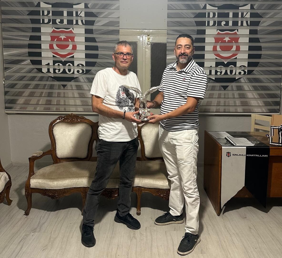 Salihli Beşiktaşlılar Derneği'nin Olağan Genel Kurulunda Meriç Berkil, Erkan Esen'in