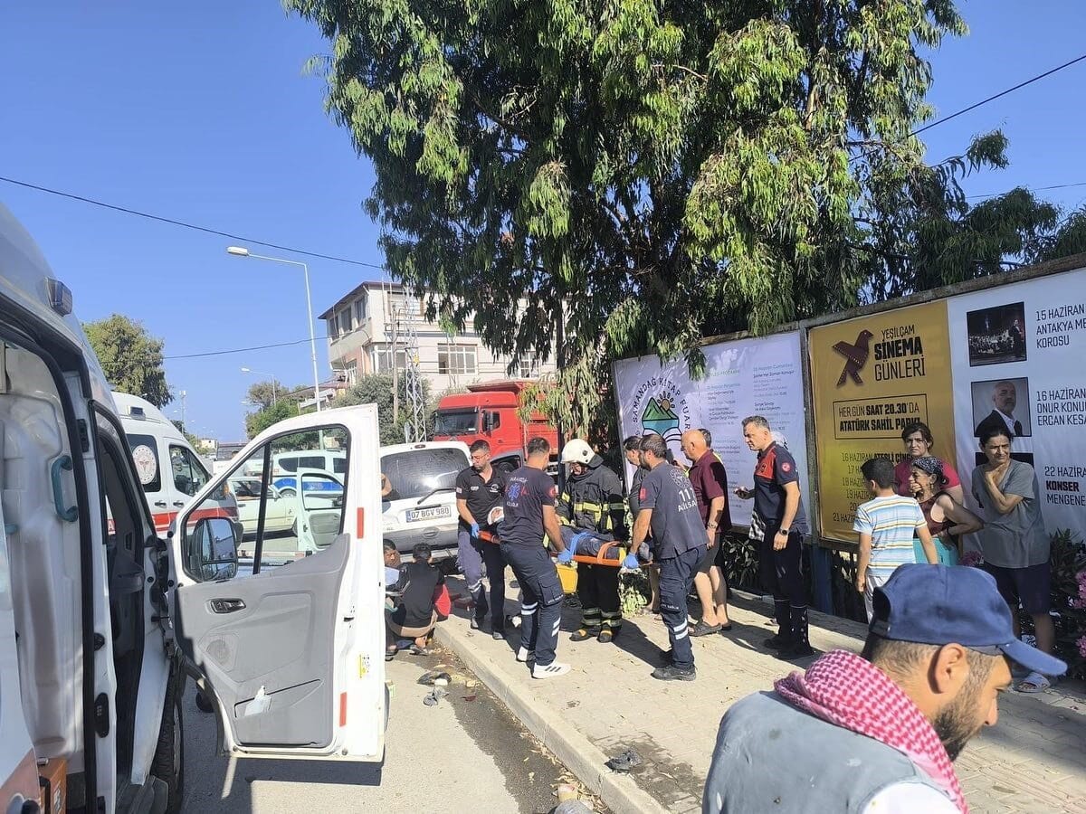 Hatay'ın Samandağ ilçesinde bir hafif ticari araç ile otomobilin çarpışması