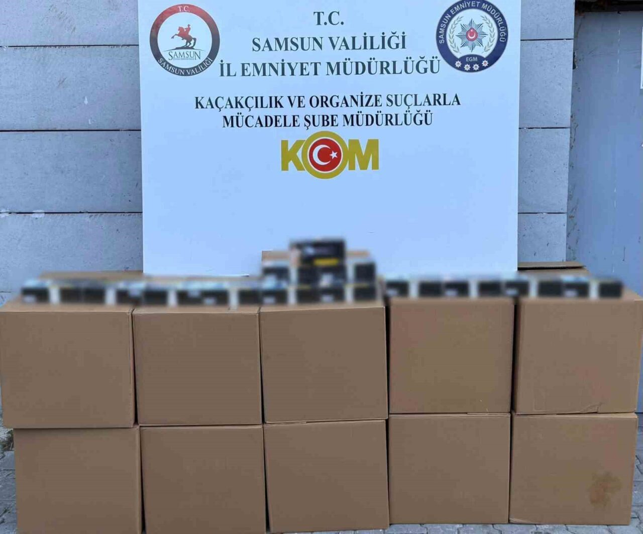 Samsun'da KOM polisi, İlkadım ilçesinde gerçekleştirdiği operasyonda 200 bin kaçak