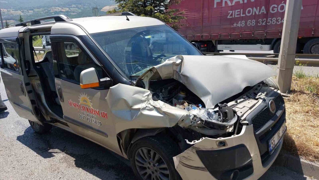 Samsun'un İlkadım ilçesinde dört aracın karıştığı zincirleme kaza sonucu Şehri