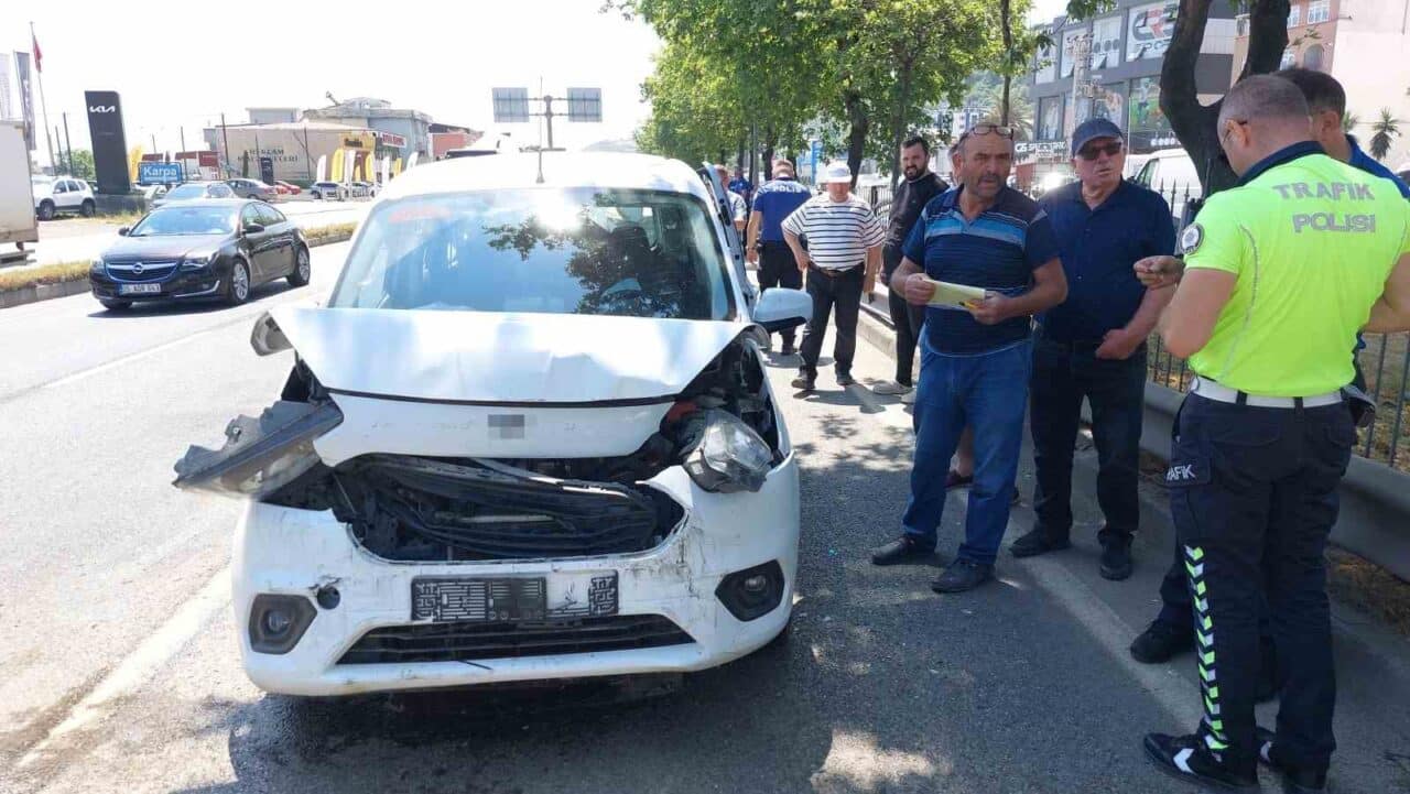 Samsun'un Tekkeköy ilçesinde meydana gelen zincirleme trafik kazasında 4 araç