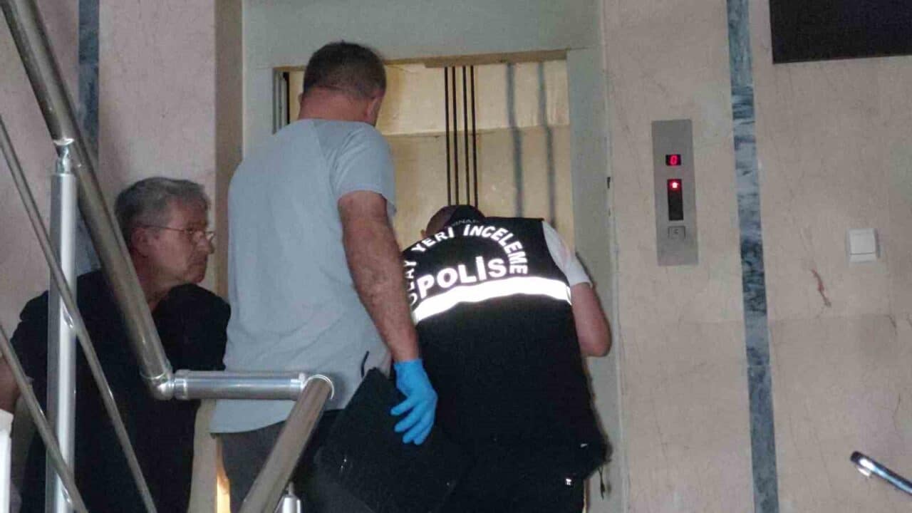 Samsun'un İlkadım ilçesindeki Karagöz Sitesi'nde, 4. kattan zemin kata düşen