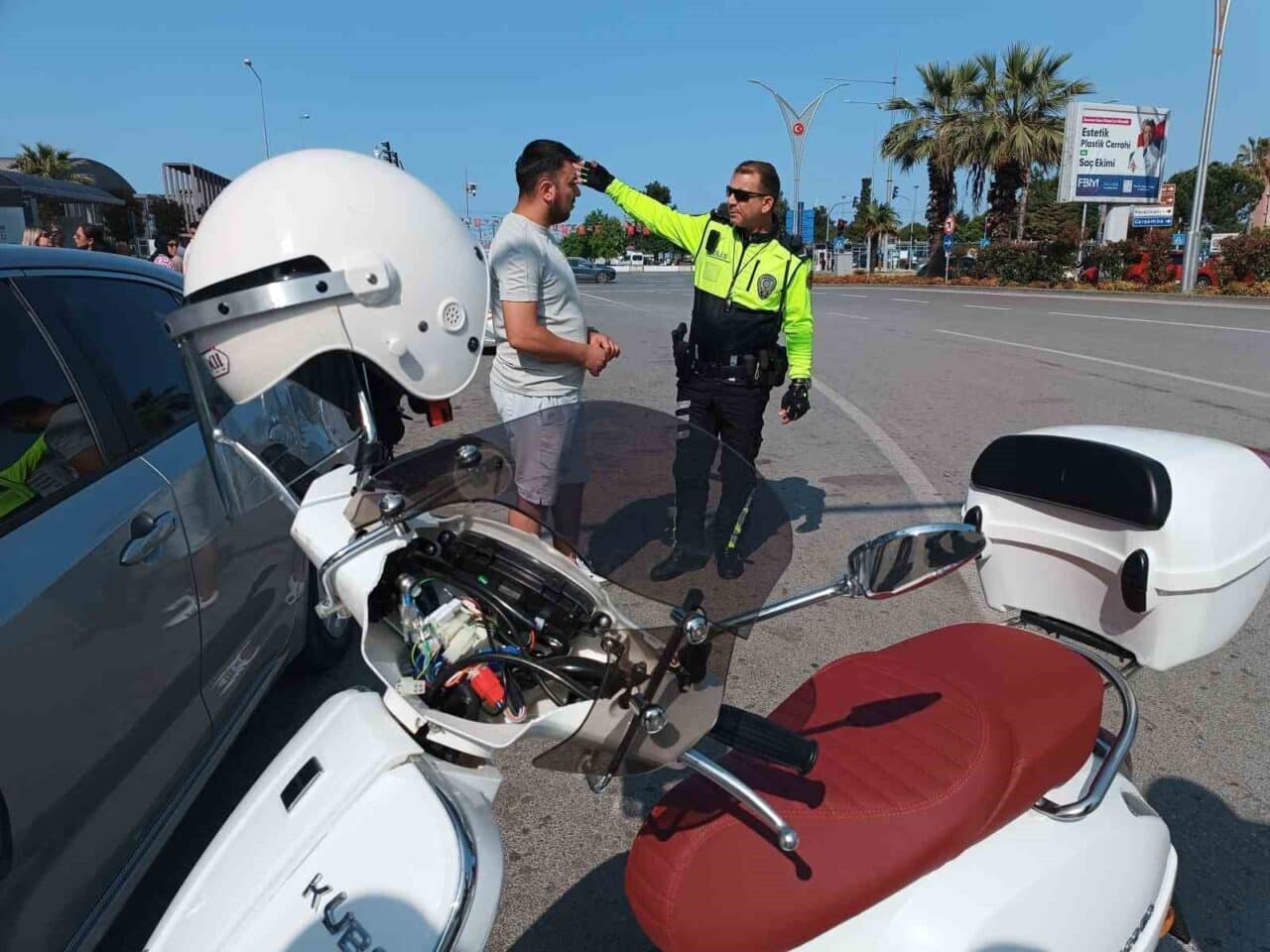Samsun'da otomobil ile motosikletin çarpıştığı kazada, her iki araçta maddi
