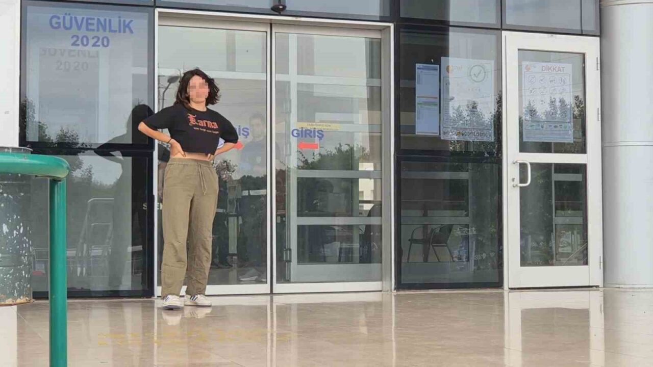Samsun'da Yükseköğretim Kurumları Sınavı'nın ilk oturumuna yetişmeye çalışan öğrenciler arasında