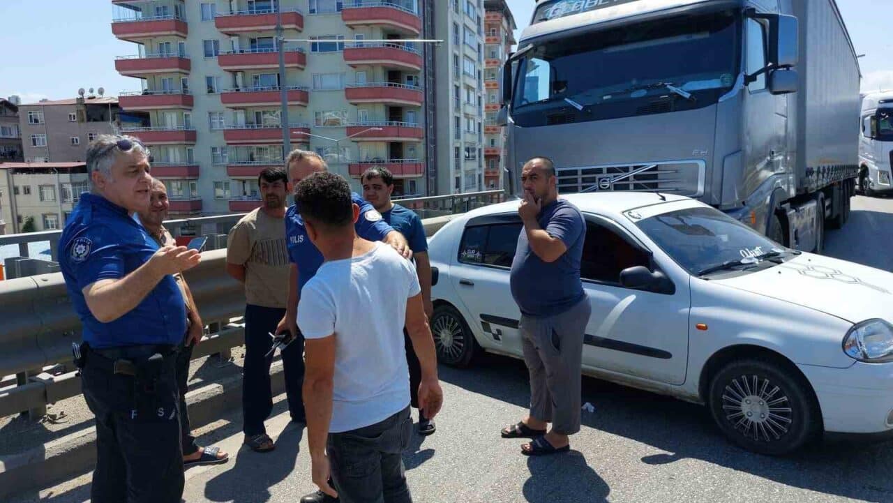 Samsun'un Canik ilçesinde tır ve otomobilin çarpışması sonucu 5 yaşındaki