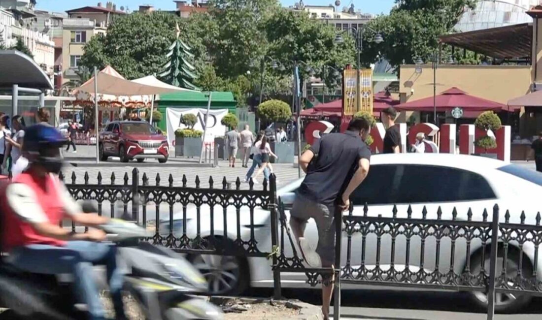 Samsun'da bazı yayalar, 19 Mayıs Bulvarı'ndaki yaya geçitlerini kullanmayarak bariyerlerden