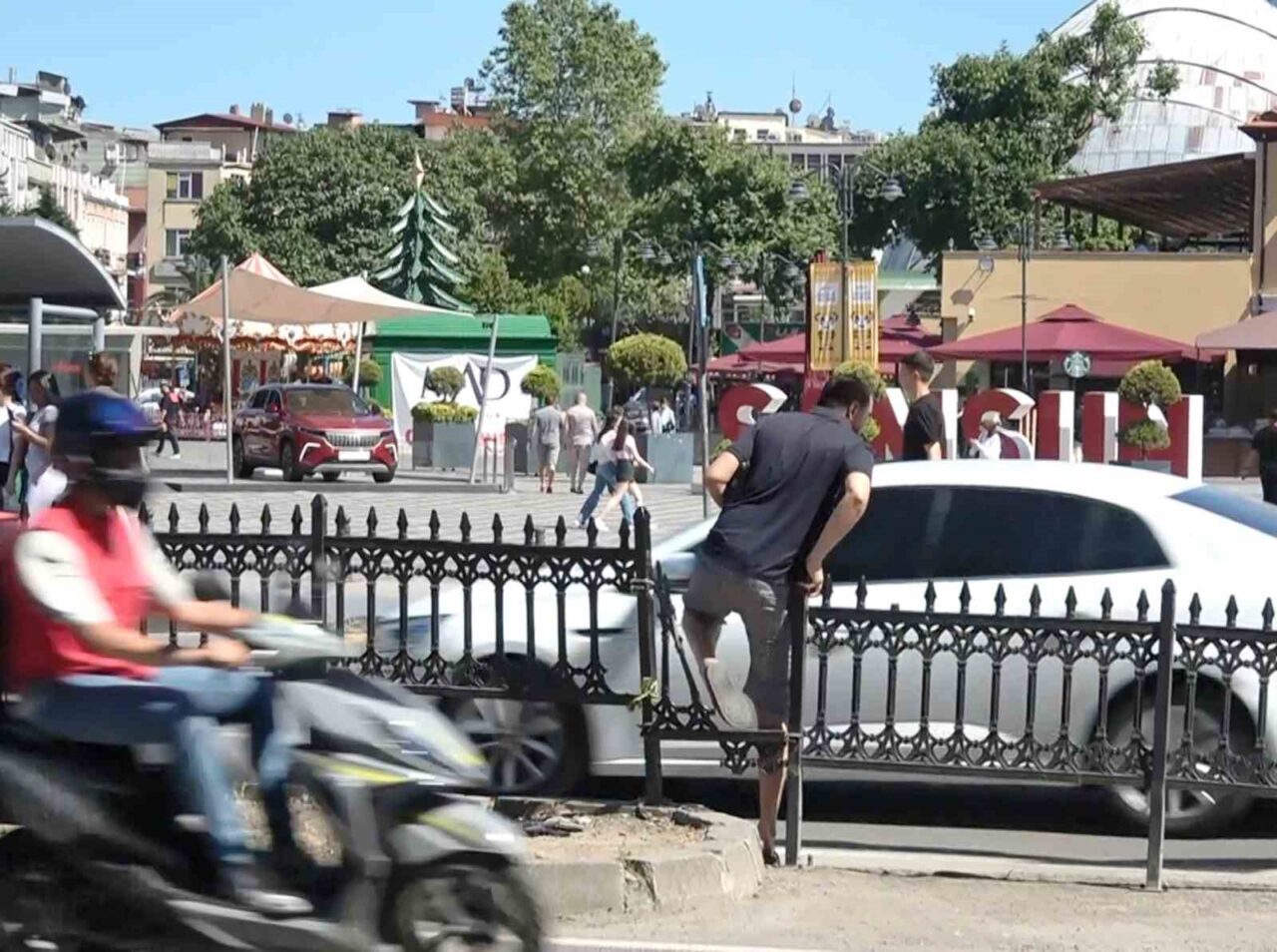 Samsun'da bazı yayalar, 19 Mayıs Bulvarı'ndaki yaya geçitlerini kullanmayarak bariyerlerden