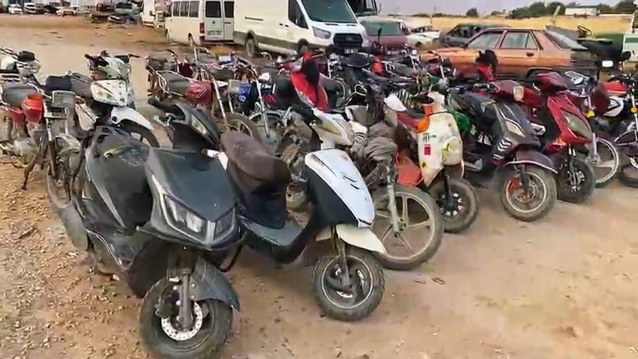 Şanlıurfa'nın Suruç ilçesinde gerçekleştirilen motosiklet denetimlerinde 28 motosiklet ele geçirildi;