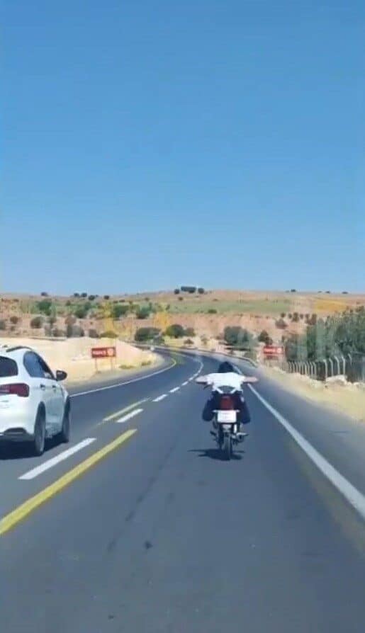 Şanlıurfa’da motosiklet sürücüsü, yüzüstü uzanarak ilerlediği için idari para cezası