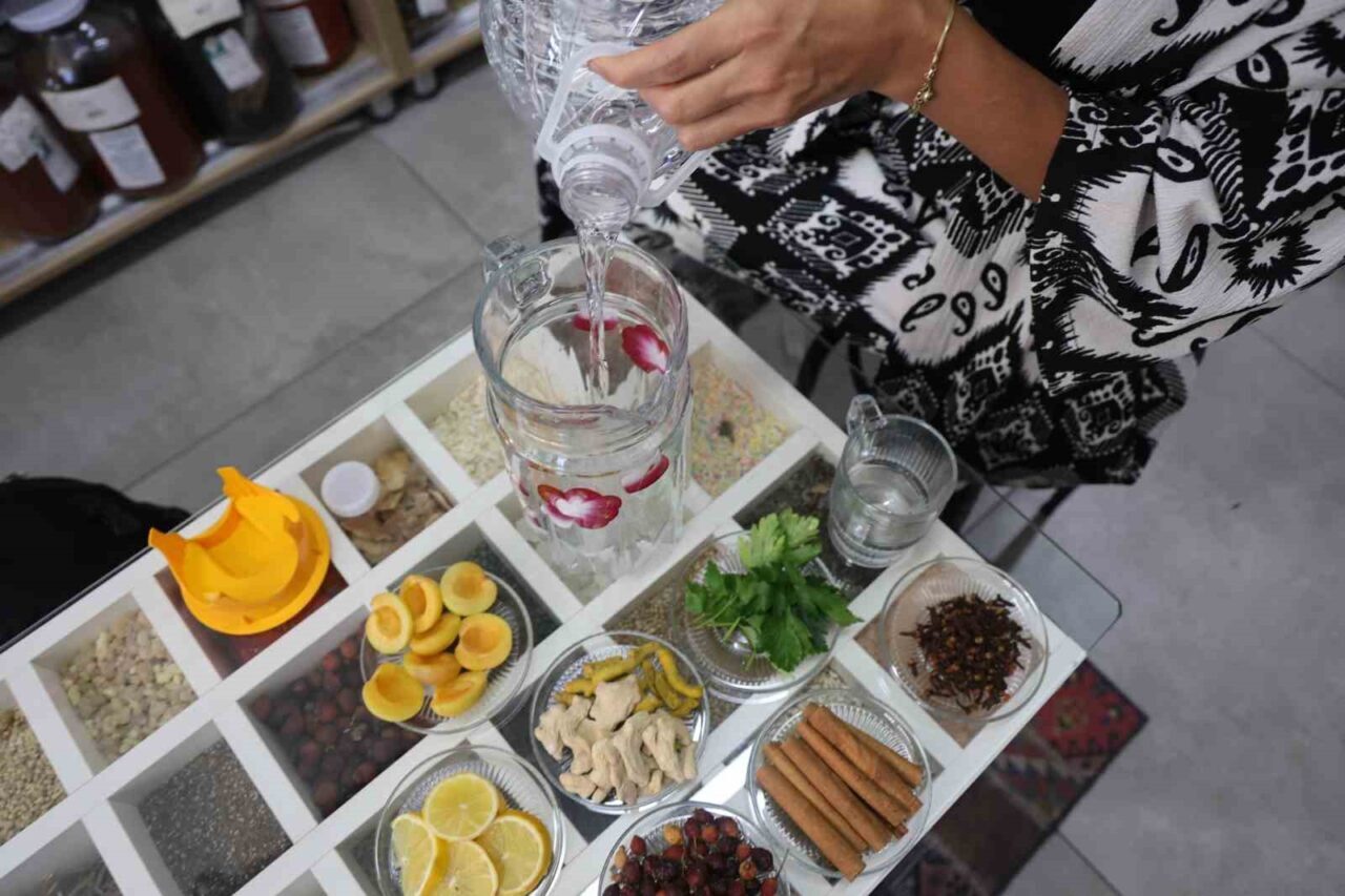 Yaz aylarında tercih edilen Osmanlı mutfağının geleneksel saray şerbeti, sağlık