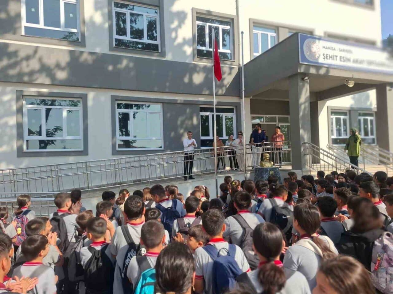Sarıgöl Şehit Esin Akay Ortaokulu'nun yeni binası tamamlanarak eğitime başladı.