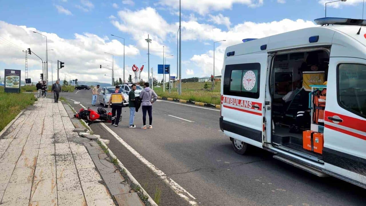 Sarıkamış’ta meydana gelen trafik kazasında, motosiklet otomobille çarpıştı ve sürücüsü