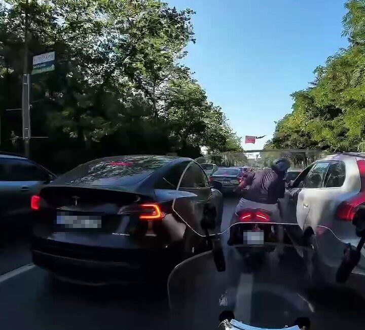 İstanbul Sarıyer'de, motosiklet sürücüsü bir aracın çarpması sonucu tartışmaya başladı.
