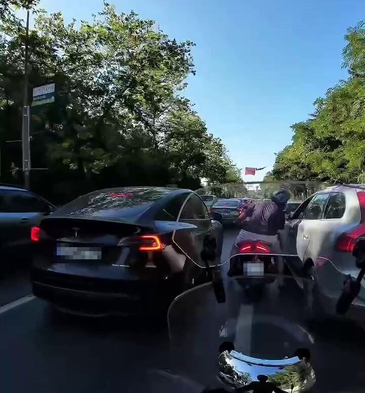 İstanbul Sarıyer'de, motosiklet sürücüsü bir aracın çarpması sonucu tartışmaya başladı.