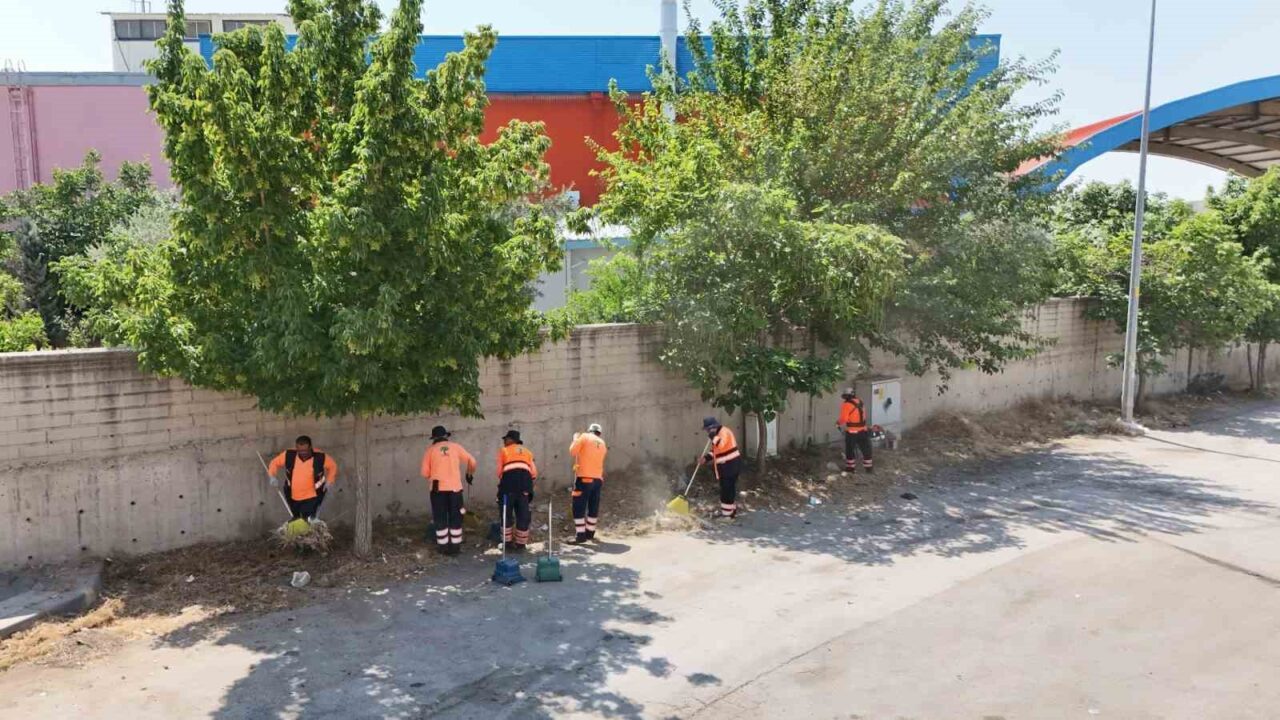 Şehitkamil Belediyesi Temizlik İşleri Müdürlüğü, Sanayi Mahallesi'nde kapsamlı bir temizlik