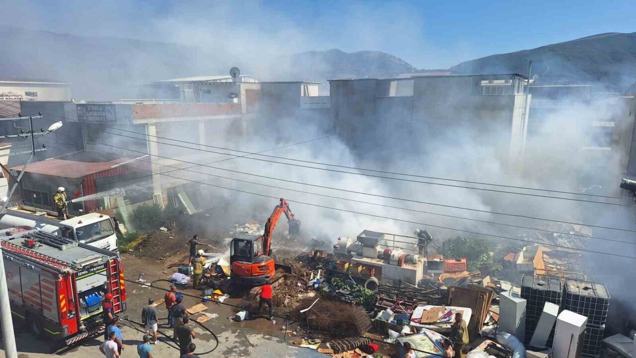 İzmir Selçuk'taki bir hurda deposunda meydana gelen yangın, çevredekilerin müdahalesinin