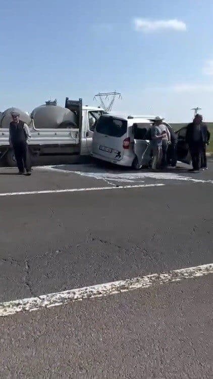 Kars'ın Selim ilçesinde, Benliahmet köyü kavşağında süt yüklü kamyonet ile
