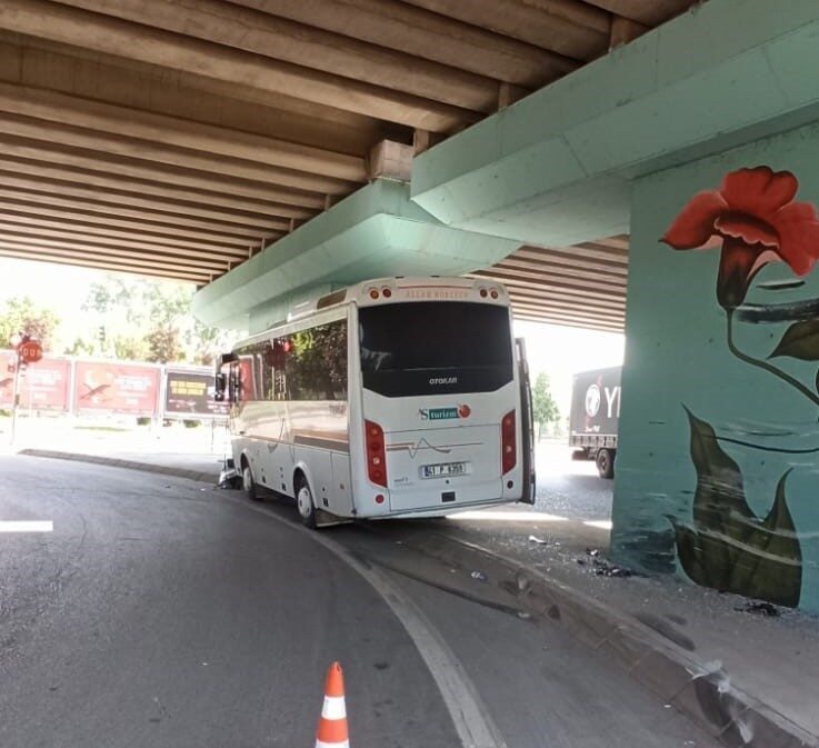 Kocaeli’nin İzmit ilçesinde hareket halindeki bir servis aracı, D100 yan