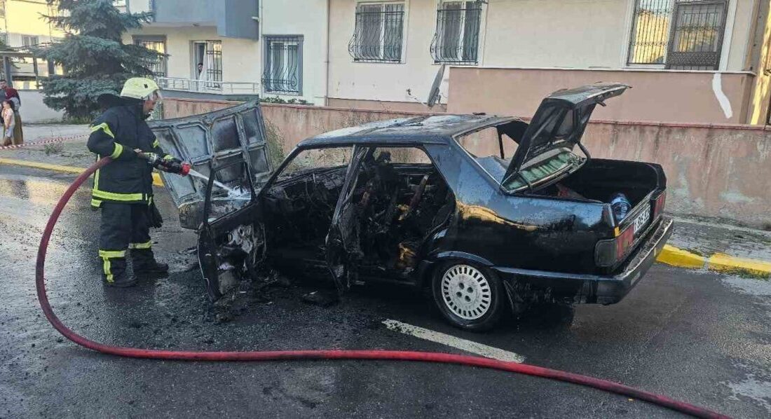 Kocaeli'nin Derince ilçesinde seyir halindeki 41 BAS 835 plakalı otomobil