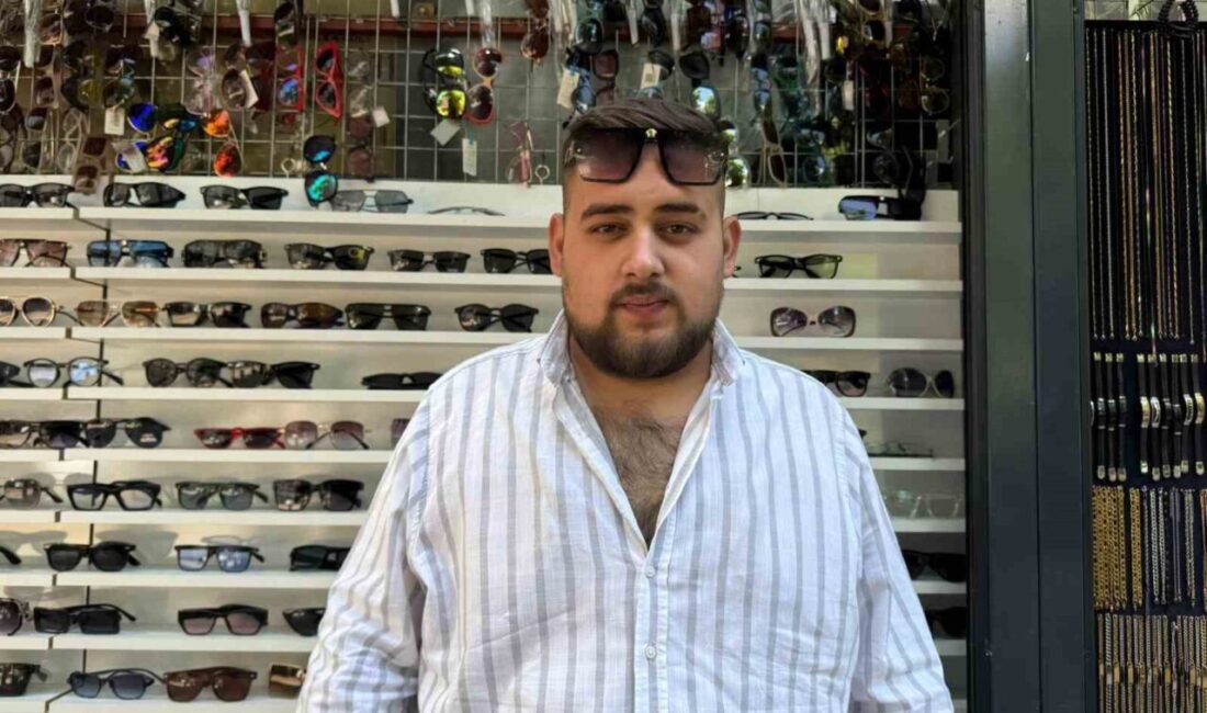 Eskişehir'de yazın etkisi gözlük satışlarını artırırken, gözlükçü Batuhan Yetişkul, özellikle