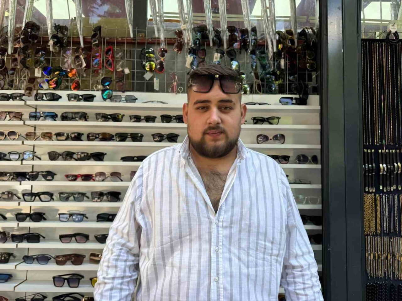 Eskişehir'de yazın etkisi gözlük satışlarını artırırken, gözlükçü Batuhan Yetişkul, özellikle