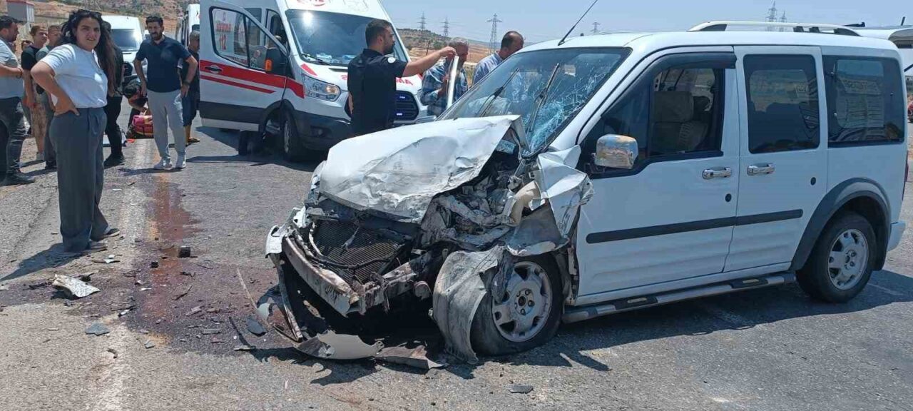 Siirt Organize Sanayi Bölgesi'nde iki hafif ticari aracın çarpışması sonucu