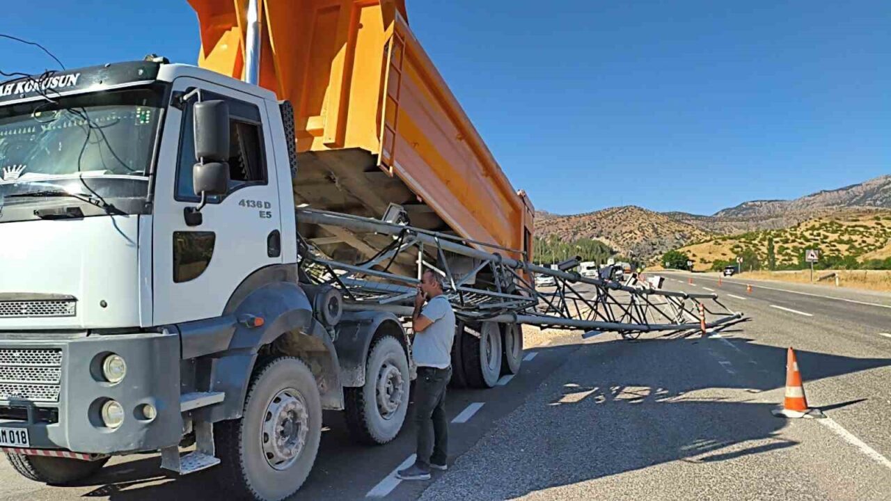Siirt’in Baykan ilçesinde, damperi açık kalan 01 AHM 018 plakalı