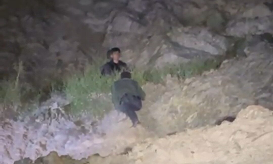 Siirt'in Pervari ilçesinde 13 yaşındaki M.A., hayvan otlatırken kayalıktan düşerek