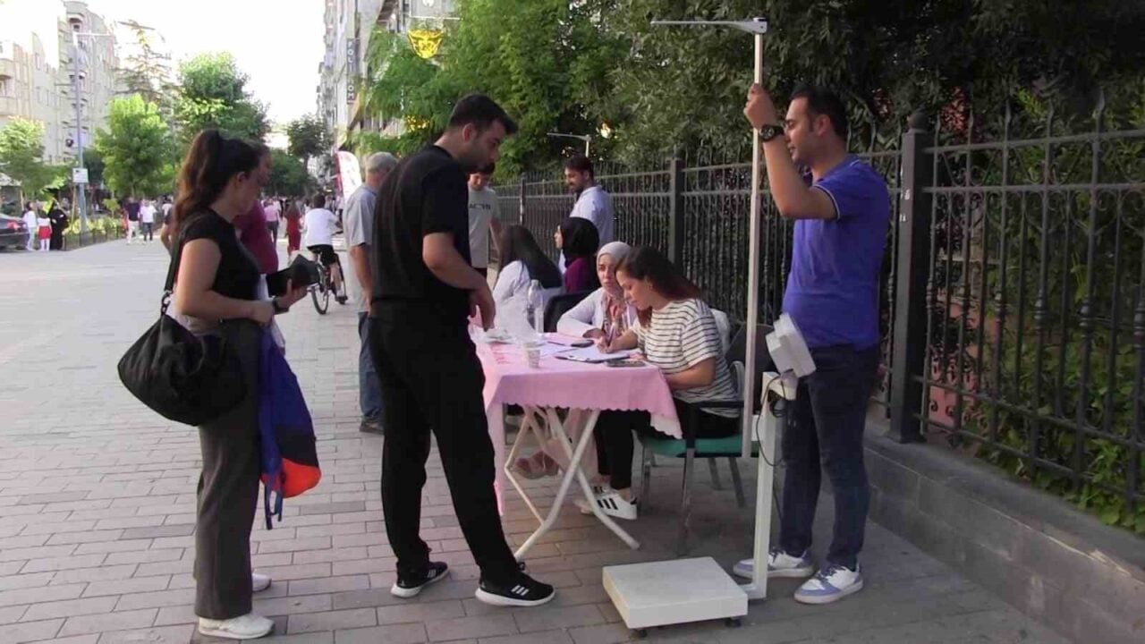 Siirt İl Sağlık Müdürlüğü, sağlıklı yaşamı teşvik amacıyla stantlar kurarak