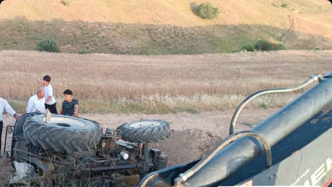 Siirt'in Kurtalan ilçesinde, Beşler köyünde seyir halindeki bir traktör virajda